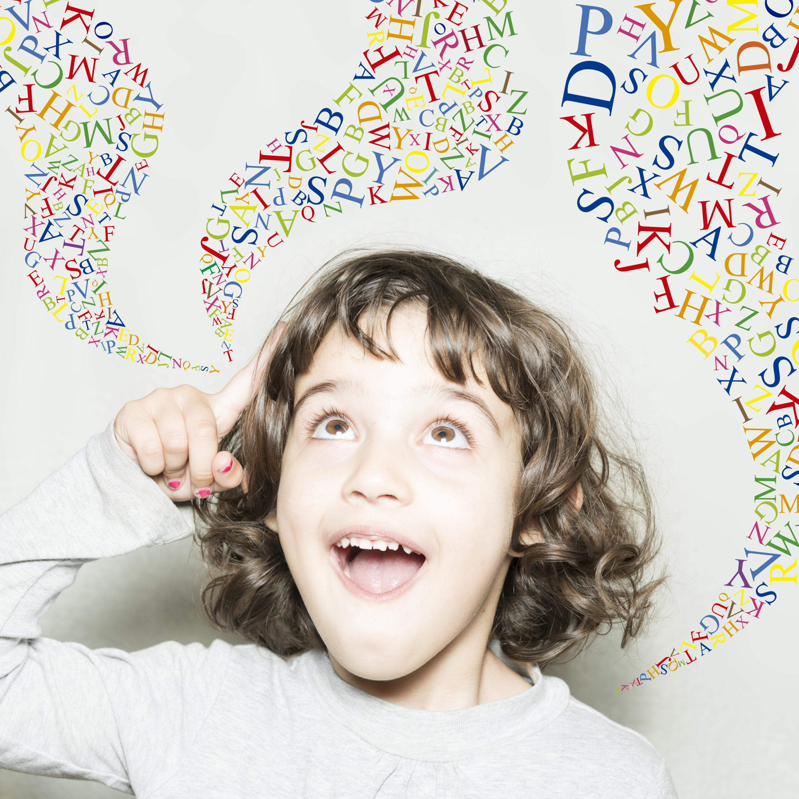 Niña y letras de color Sound Therapy International